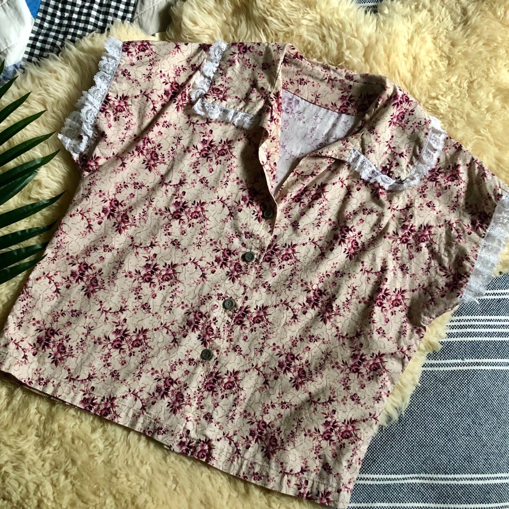 Vintage floral and lace top 🌾